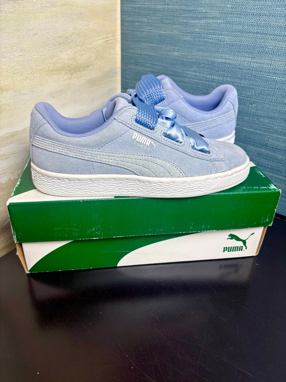NEW - Puma Suede Heart Jr. Sneakers, 2 laces - 4Y(5.5 Women)